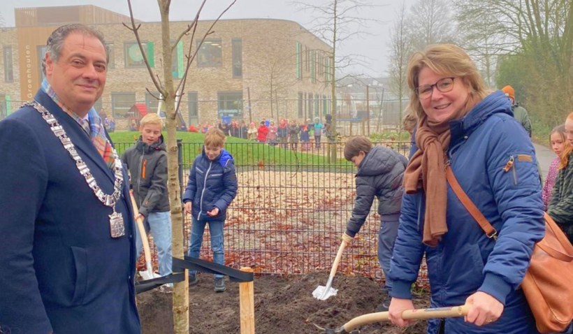 Burgemeester en wethouder planten Anne Frankboom