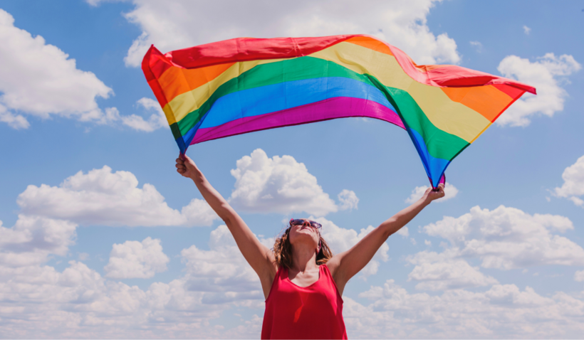 Vrouw heeft een regenboogvlag